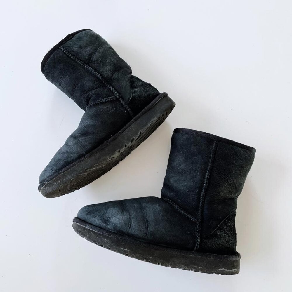 ⚡️SOLD⚡️ ugg classic short black sheepskin boots - Picture 2 of 7
